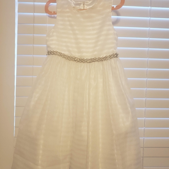 White formal dress perfect for a flower girl - Picture 4 of 4